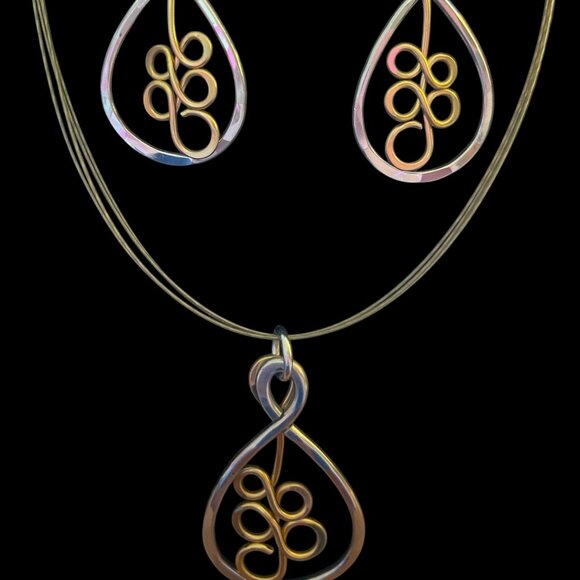 Handcrafted hammered two toned necklace and earrings - Picture 1 of 5